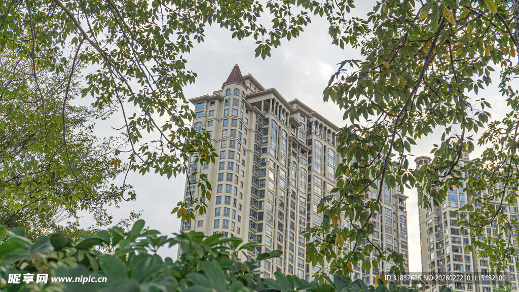 绿树掩映中的高层住宅