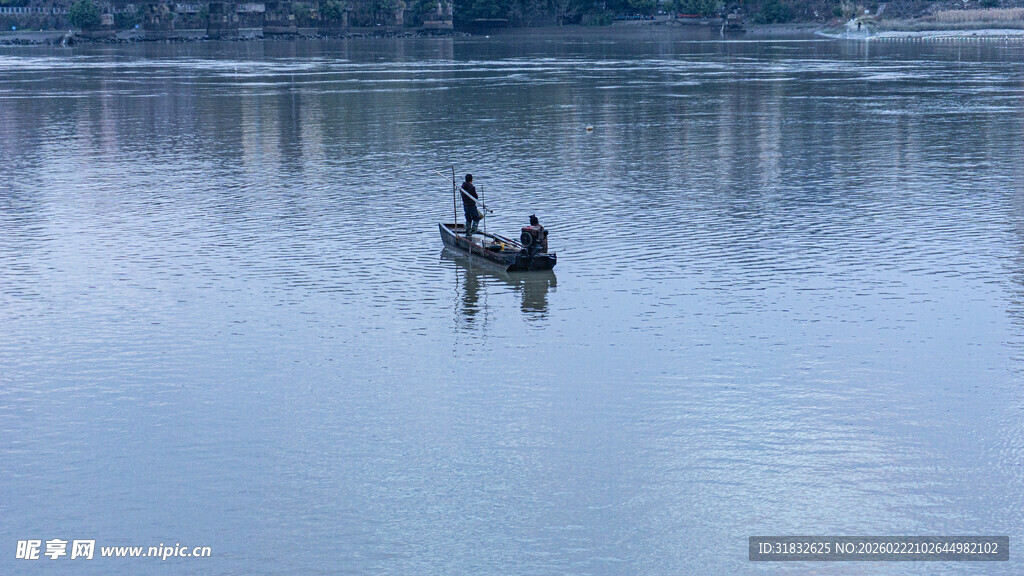 湖上轻舟二人悠然泛舟