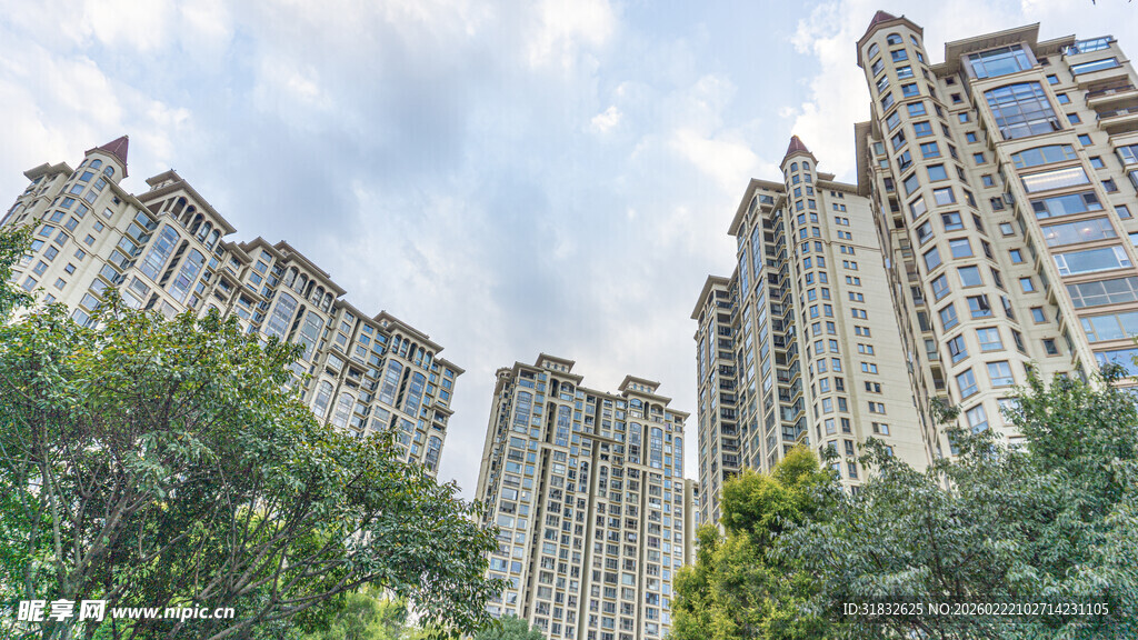 高层住宅楼与绿植景观