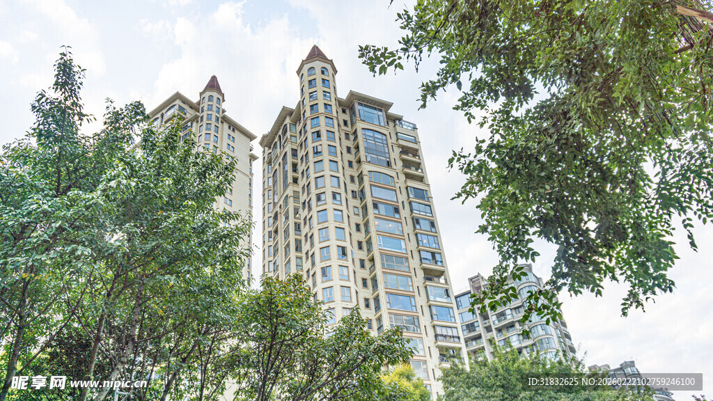 绿树环绕的高层住宅楼