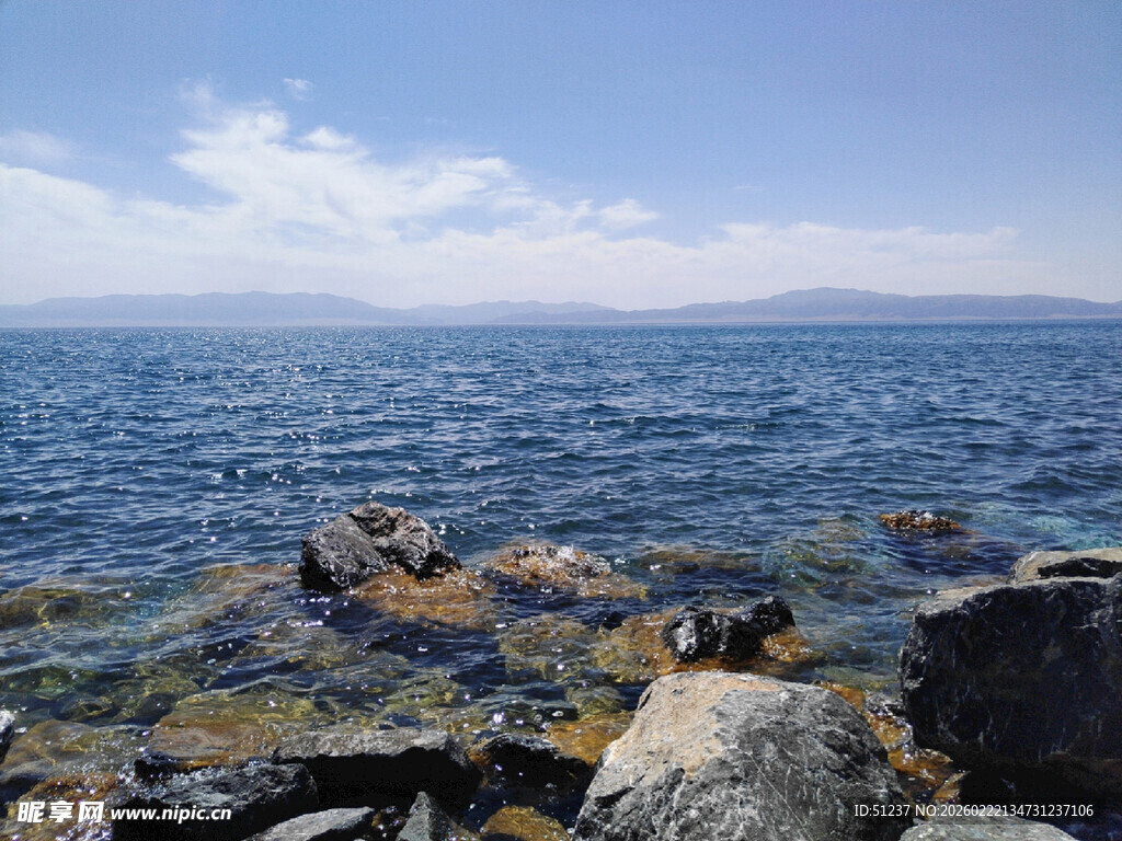 海边礁石与辽阔蓝色海洋