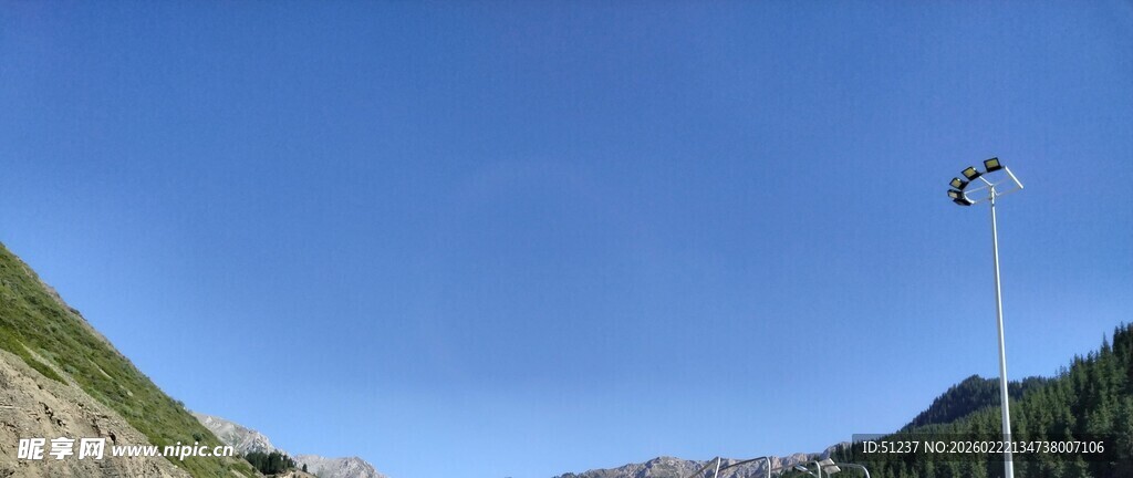蓝天山丘旁的高耸旗杆