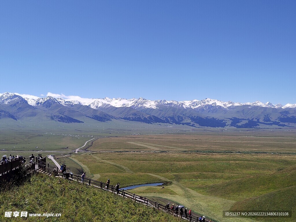 草原雪山壮丽风光