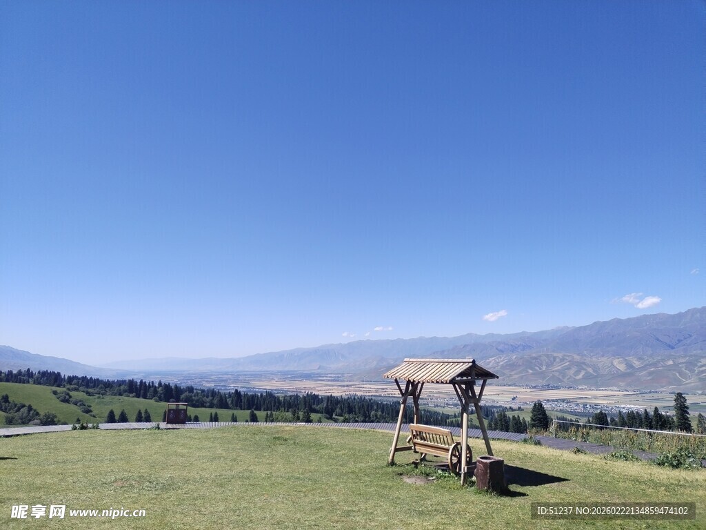 草原上的质朴观景小亭