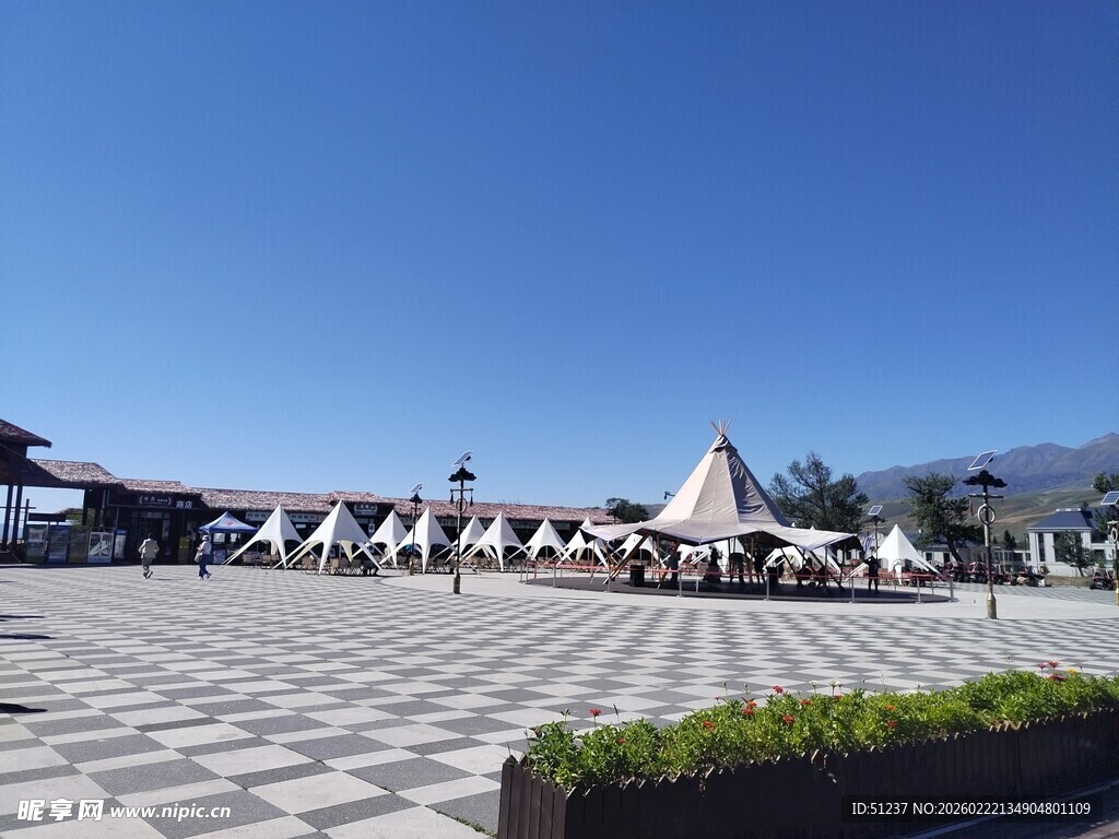 广场风光与远处建筑景观