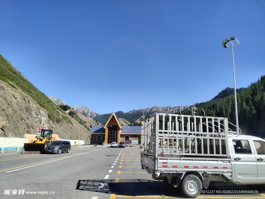 户外工地场景与车辆设备