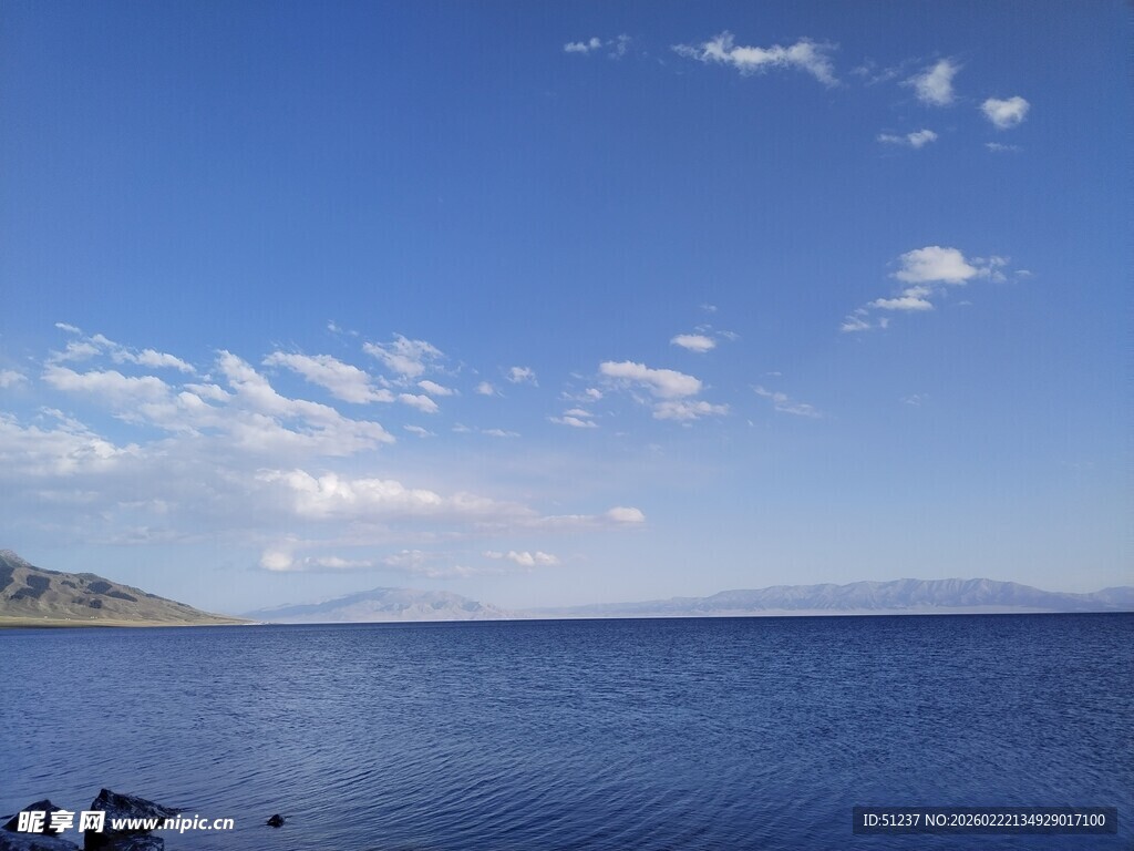 广阔湖面与蓝天白云美景