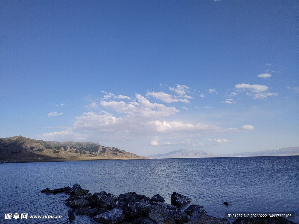 湖畔风光远山与蓝天相映