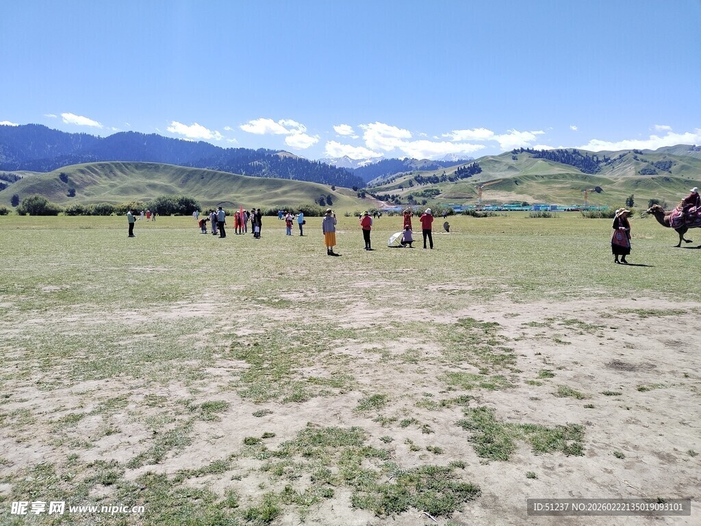 草原上的骑马人群