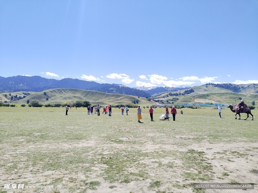 草原上的骑马人群与美景