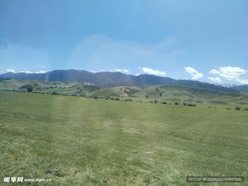 广袤草原与远处山峦