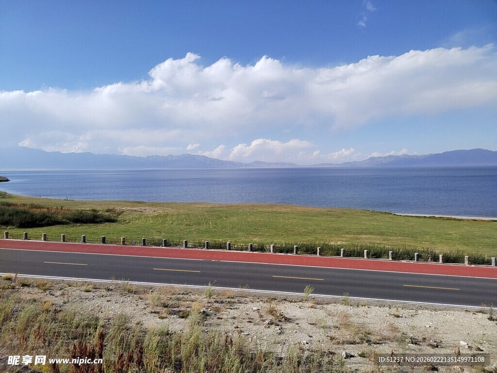 公路旁的开阔自然风光