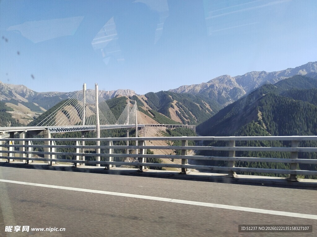 公路桥上的壮丽山景