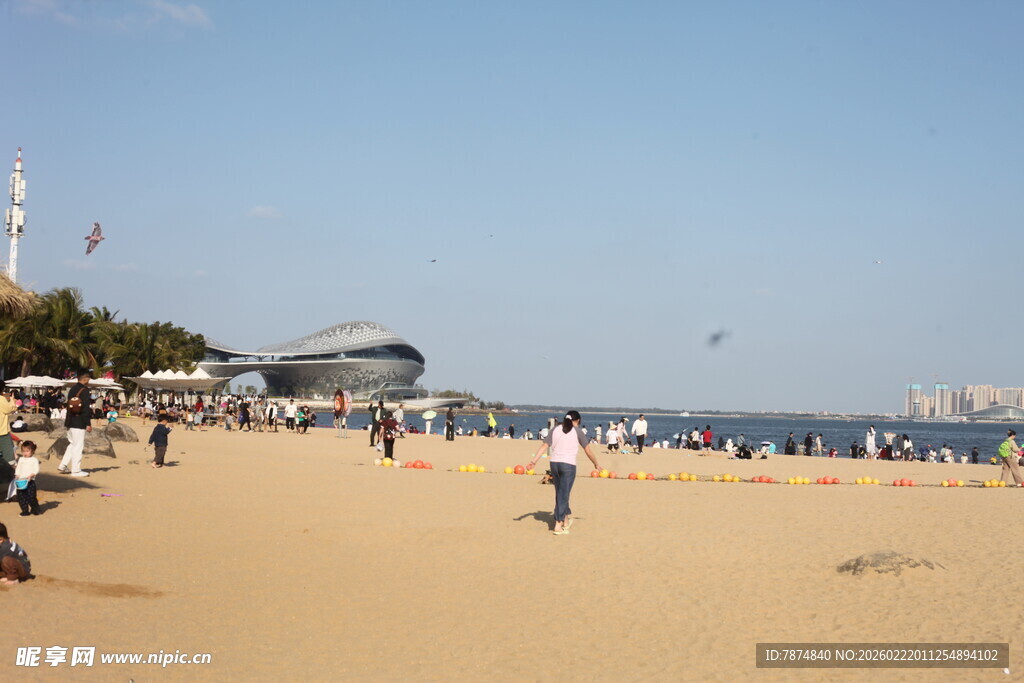 热闹沙滩 休闲人群场景