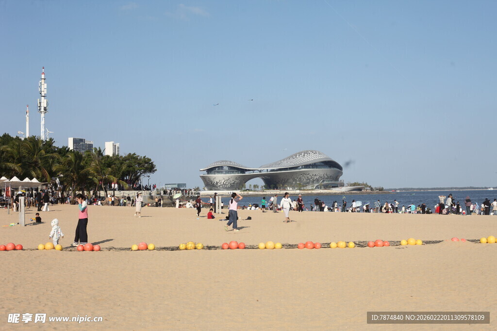 海滨沙滩上的现代建筑景观
