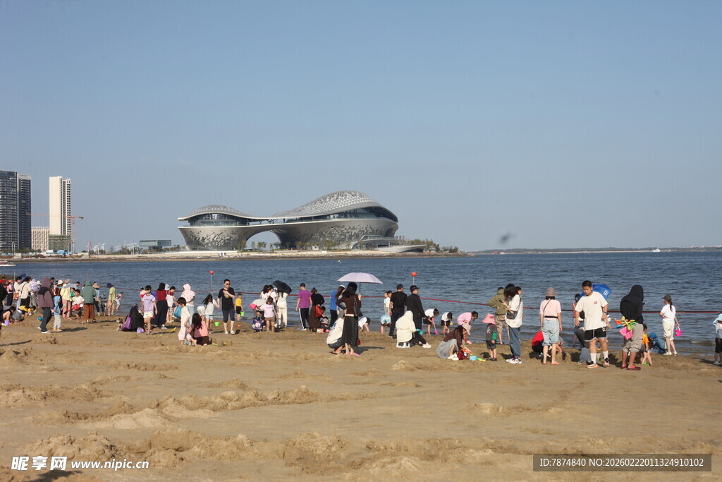 热闹海滩上的人群与建筑