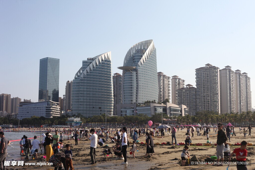 海滨城市热闹的沙滩景象