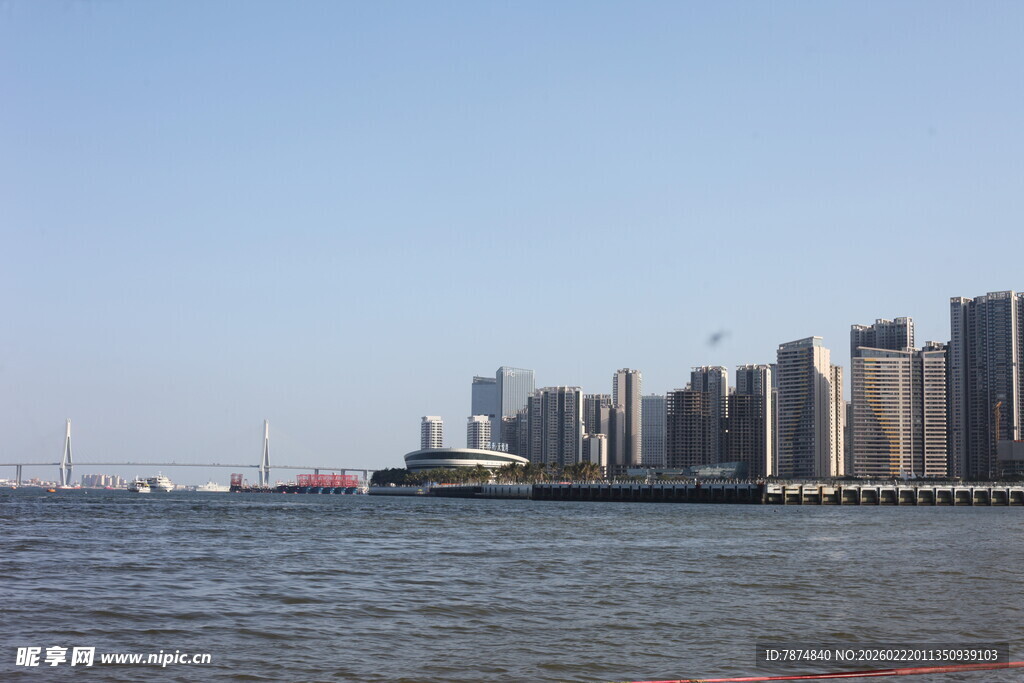 海滨城市高楼与广阔水域
