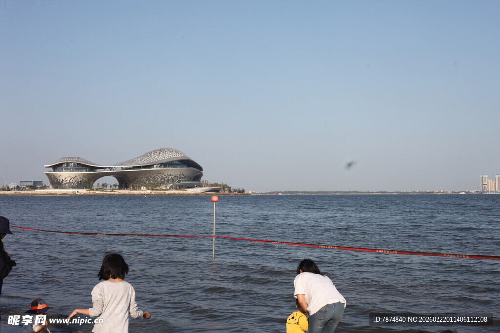 海边观景的人群与特色建筑