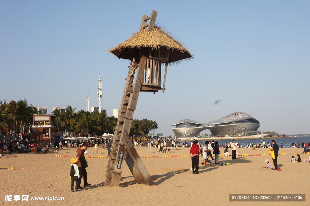沙滩上的瞭望塔与人群