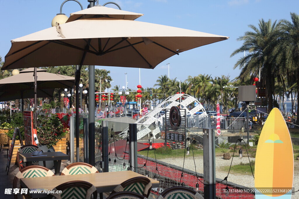 户外遮阳伞下的休闲场景