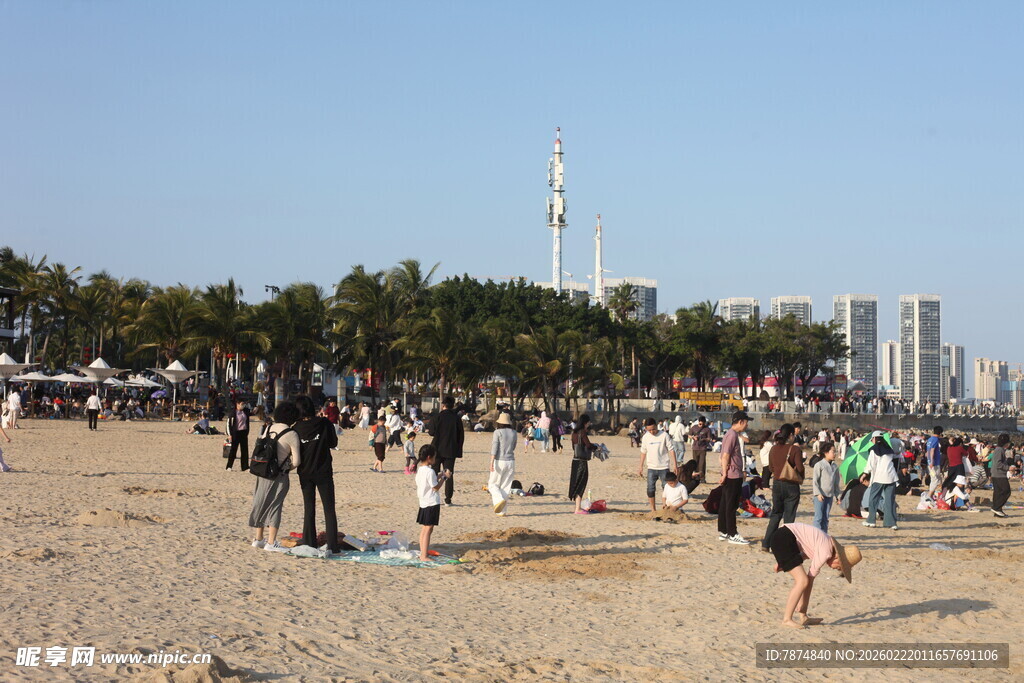 热闹沙滩上的人群活动场景