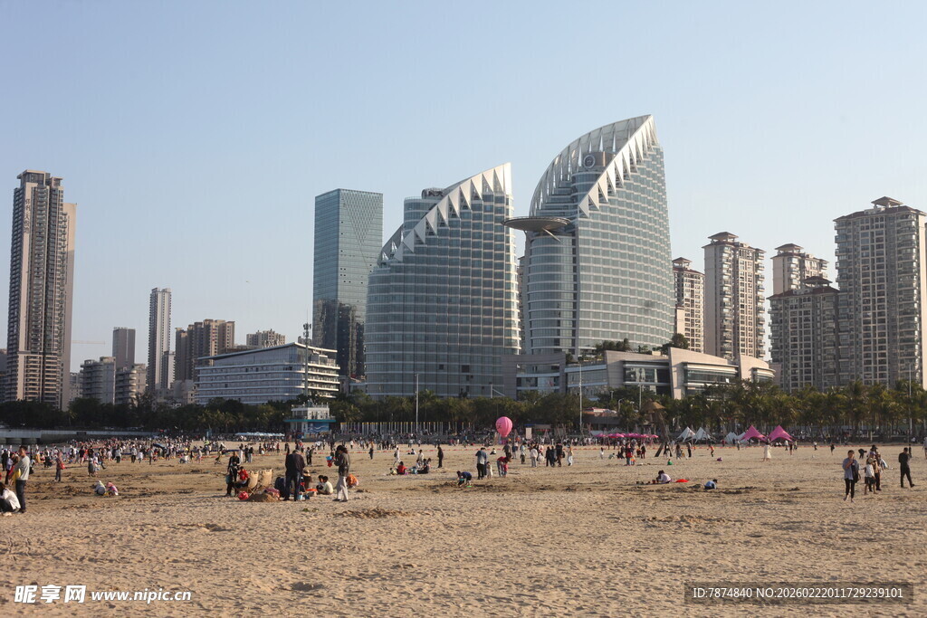 海滨城市沙滩与现代建筑