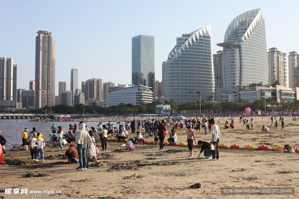海滨城市热闹沙滩景象