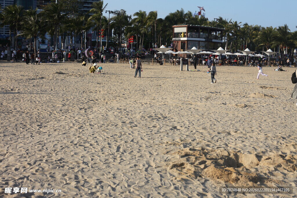 热闹沙滩上的休闲人群