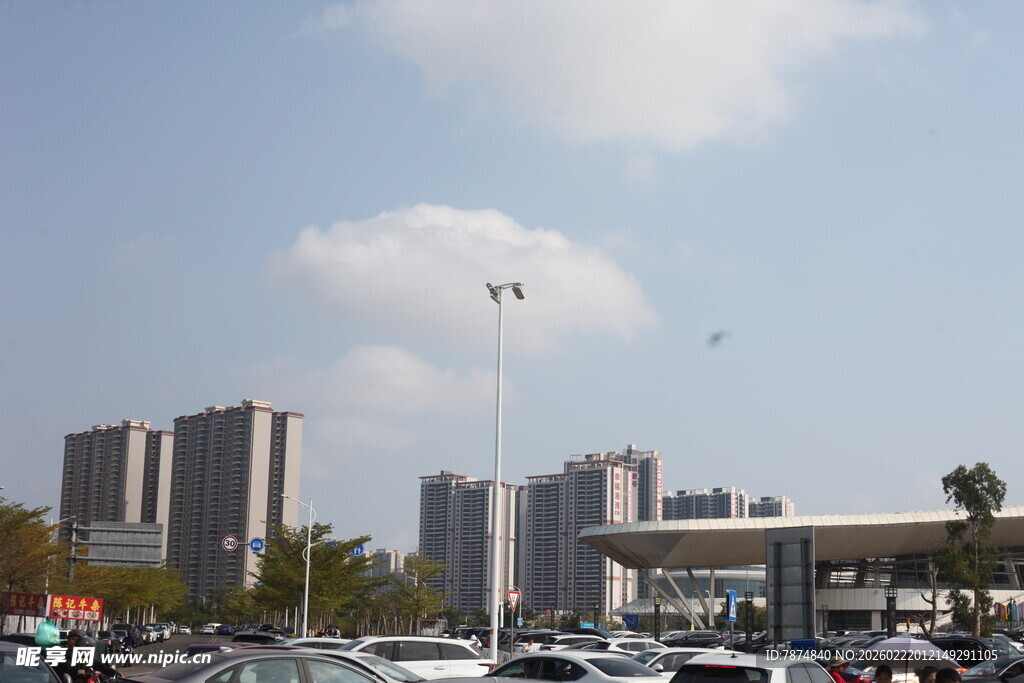 城市停车场与高楼景观