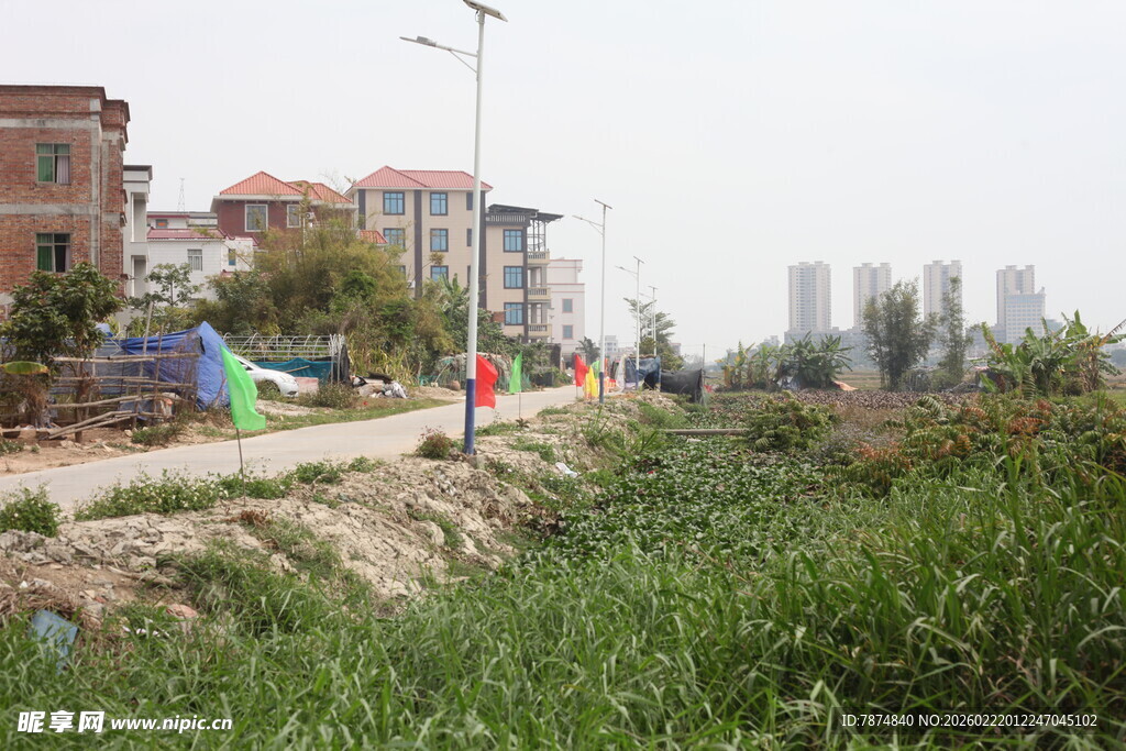 乡村路旁多彩游乐设施