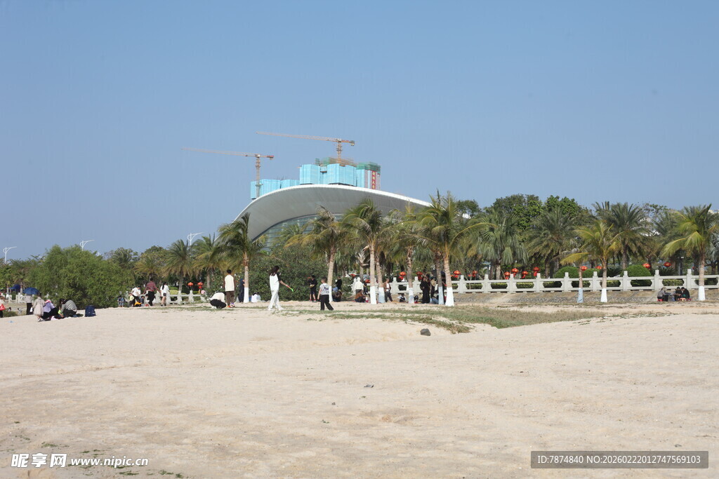 沙滩旁的标志性建筑景观