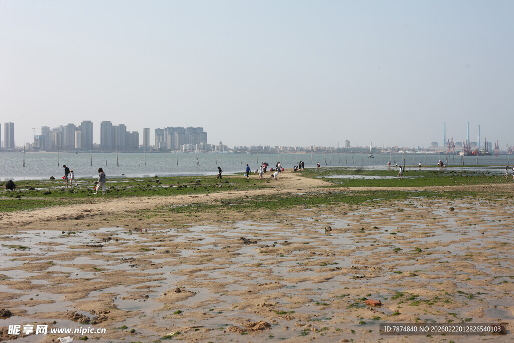 城市边的河滩休闲场景