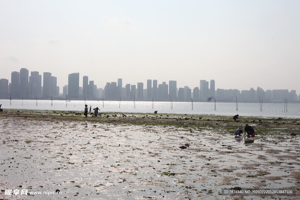 江边滩涂有人在游玩