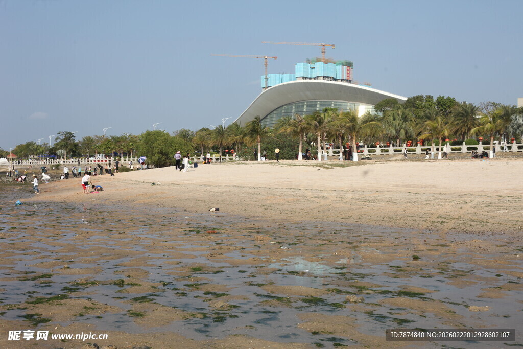 海滨沙滩上的现代建筑景观