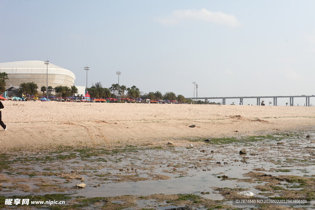 海滨沙滩与远处桥梁风景