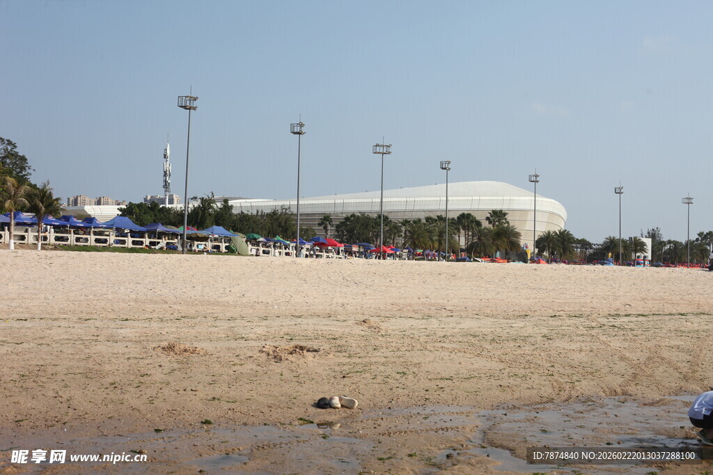 沙滩场景 远处建筑与人群