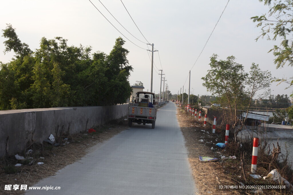 乡村小道上行驶的车辆