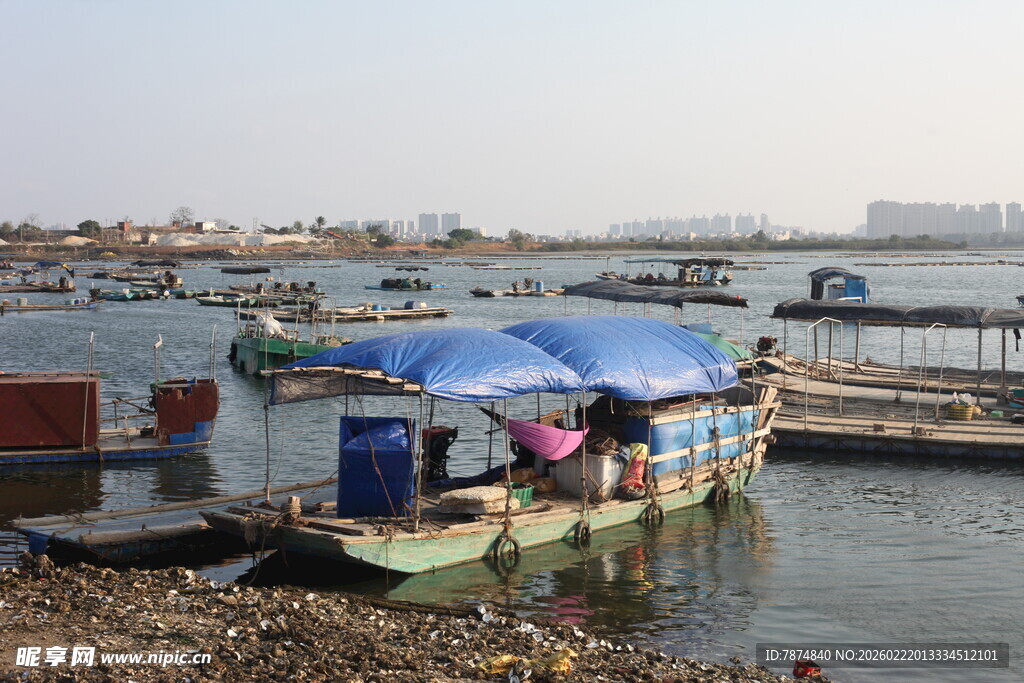 水上停泊的多彩船只