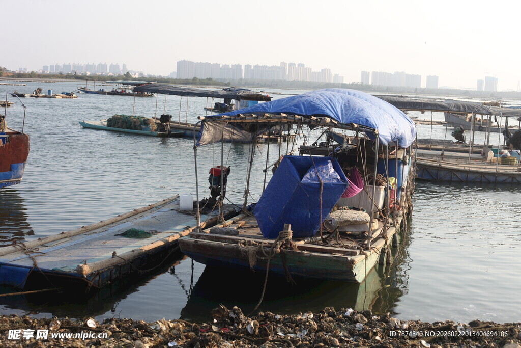 水上停泊的简易船只