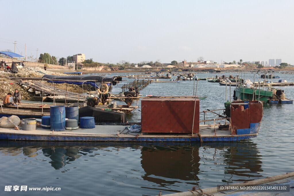 港口停泊的多彩船只