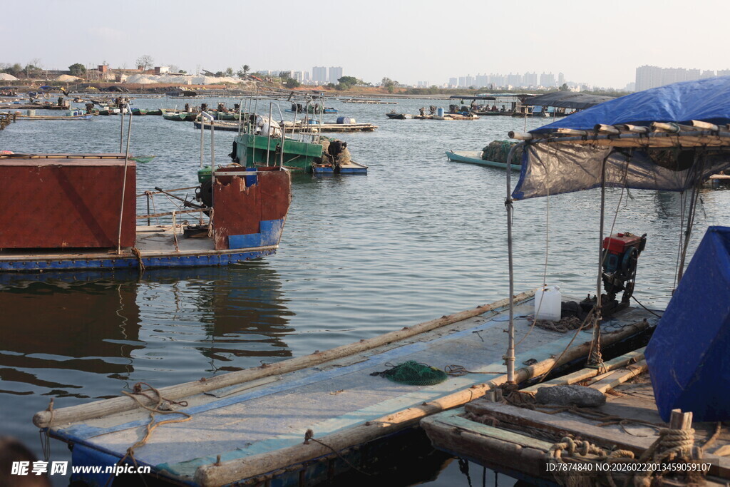 水上停泊的多彩船只