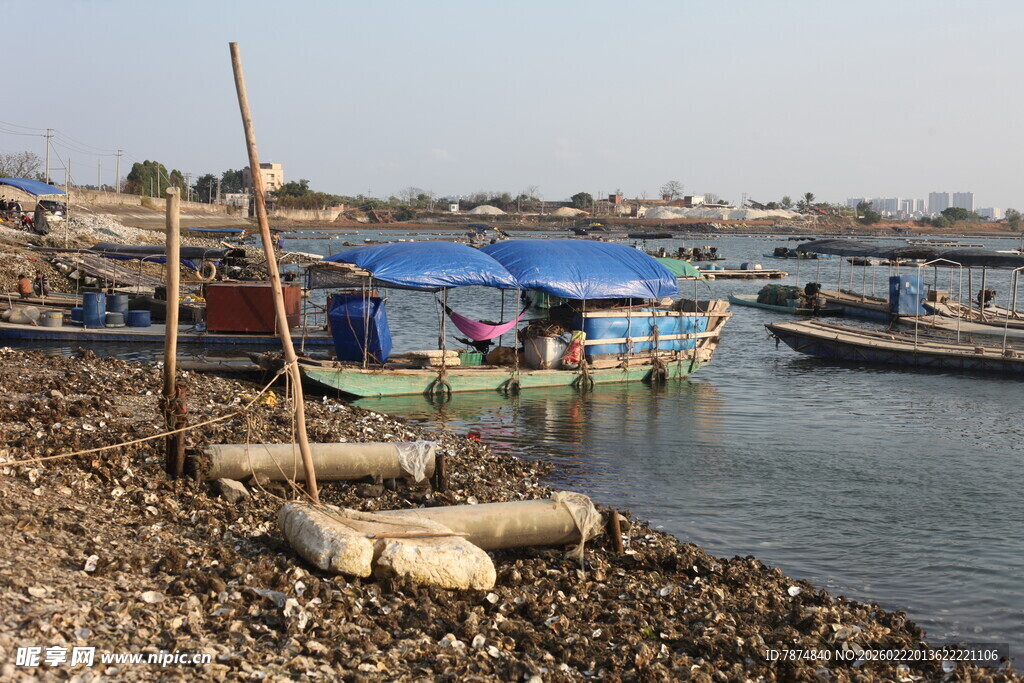 岸边停泊的多彩船只