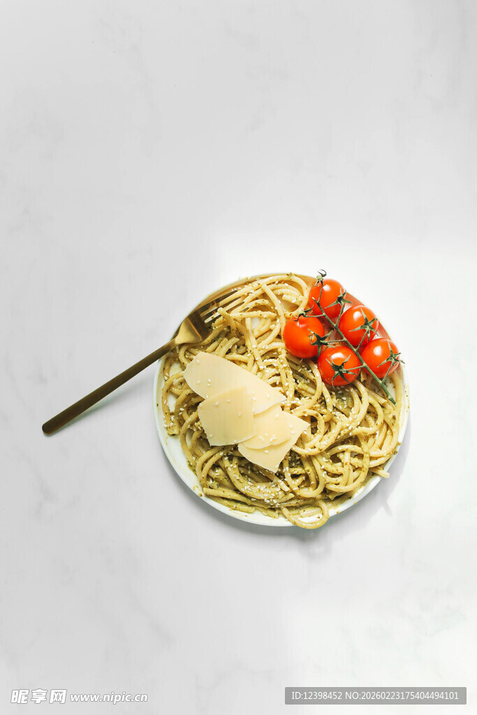 美味意面配鸡肉与番茄