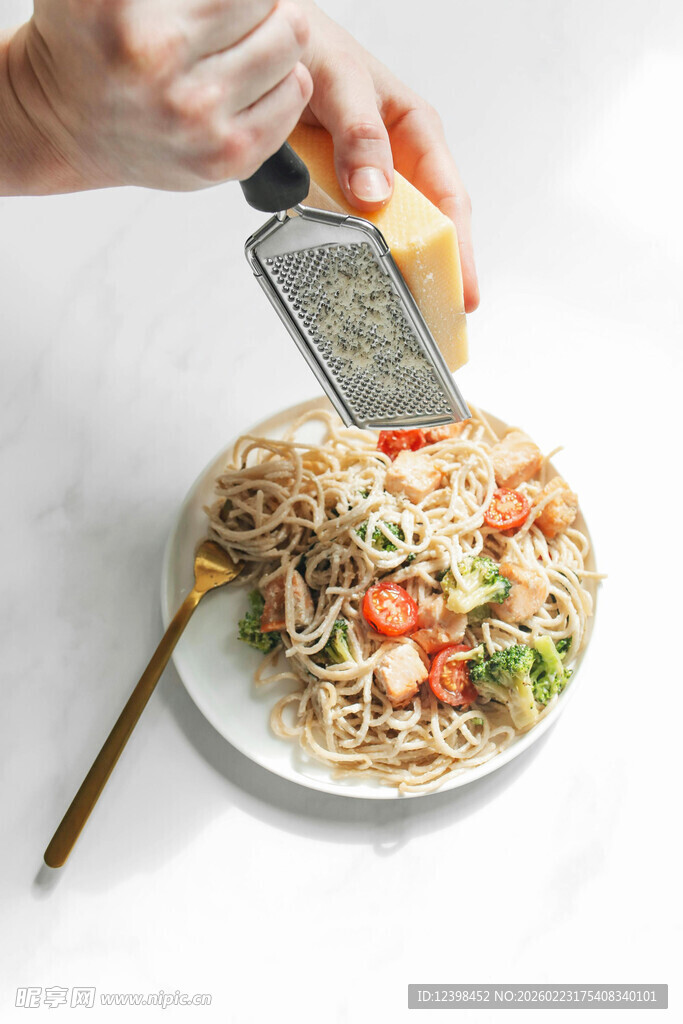 手用铲盛美味拌面