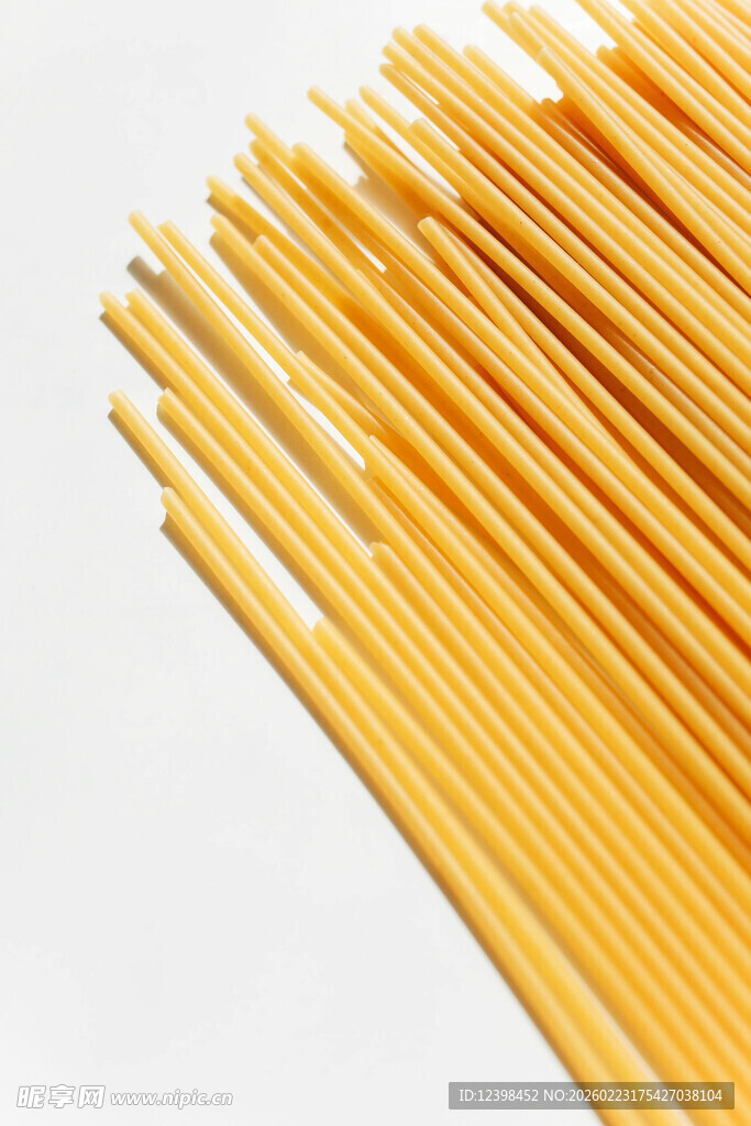 金黄细长意面