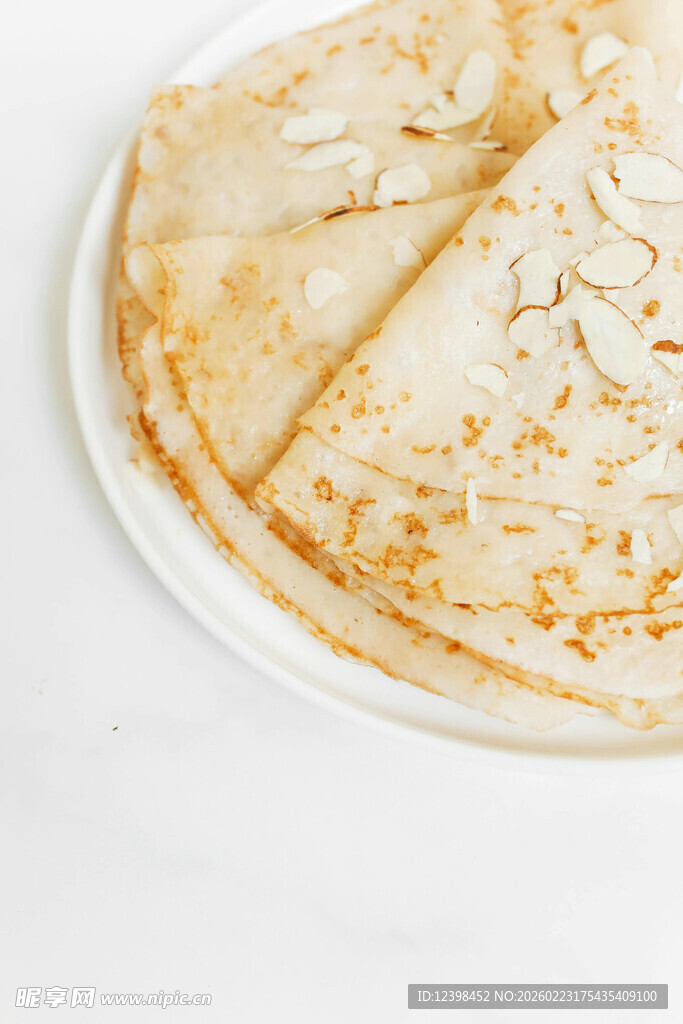 美味薄饼置于白色餐盘上