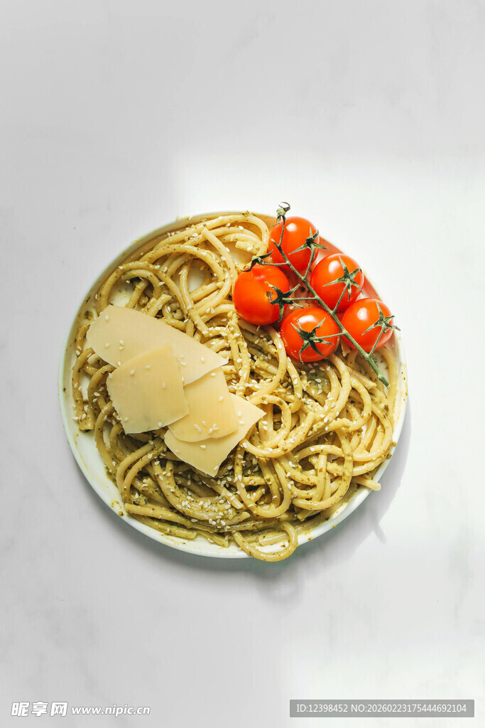美味意面配番茄与奶酪