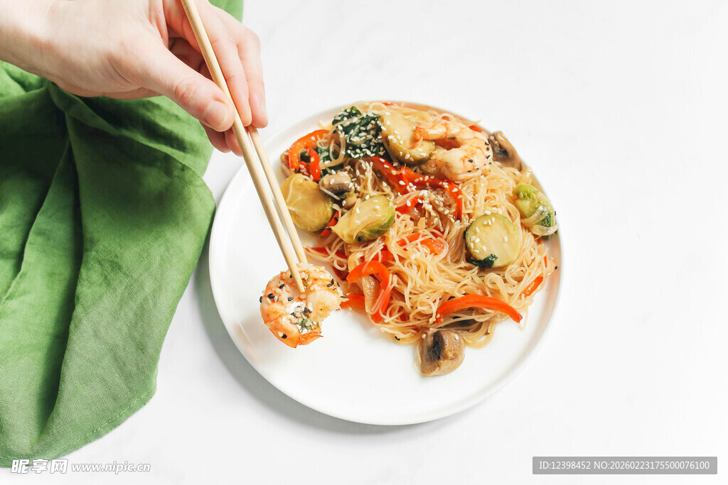 美味蔬菜披萨被夹起