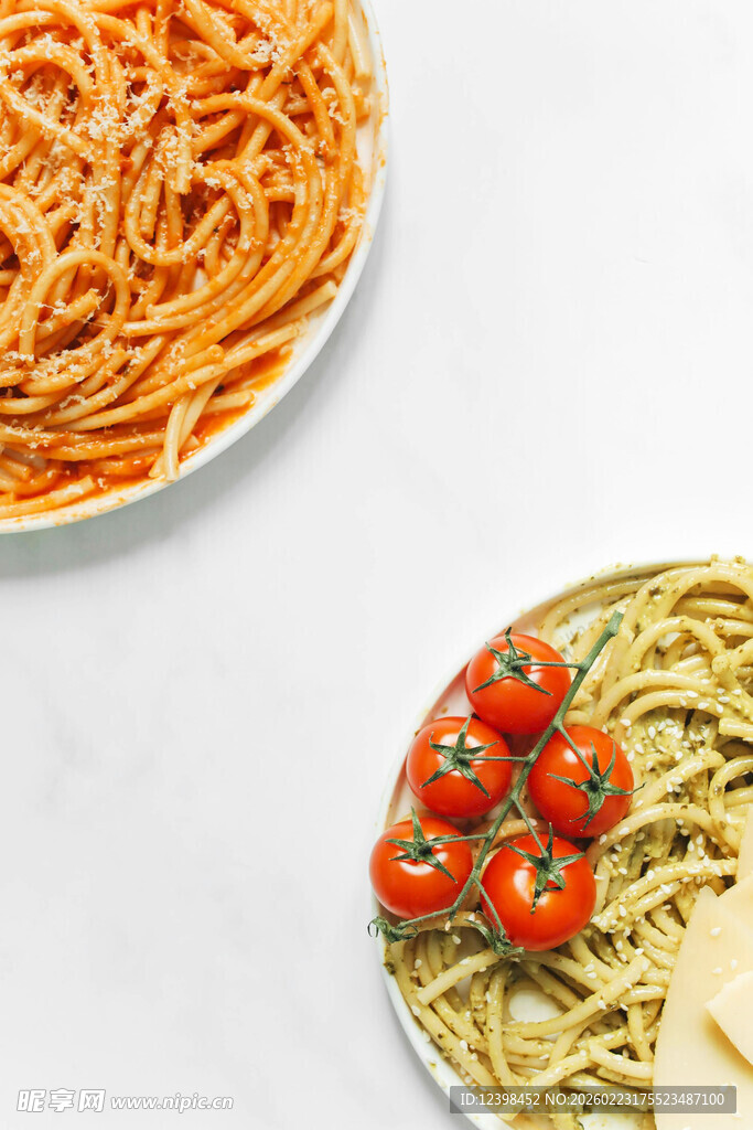 多彩意面与新鲜番茄